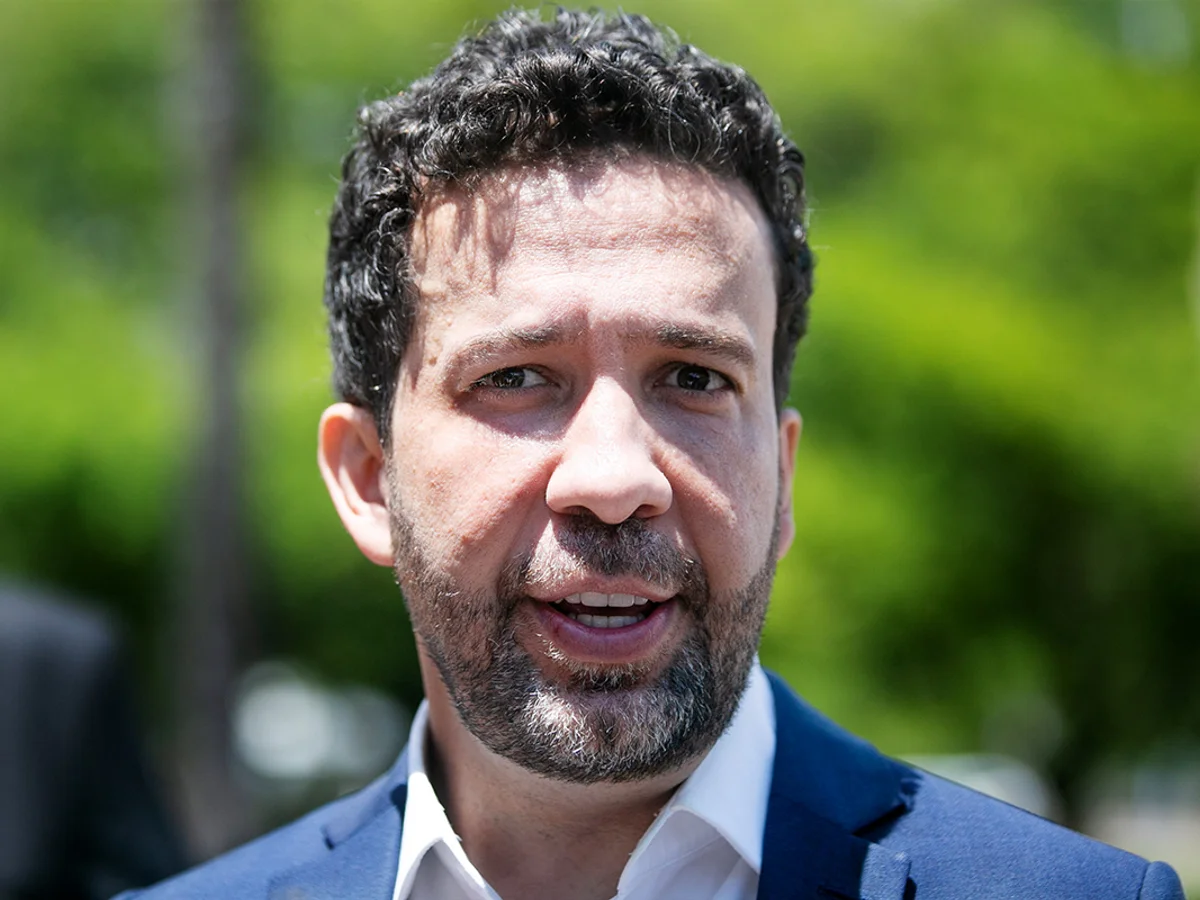 Janones diz que vai ter alta hospitalar às 13h13 desta terça (20/10)