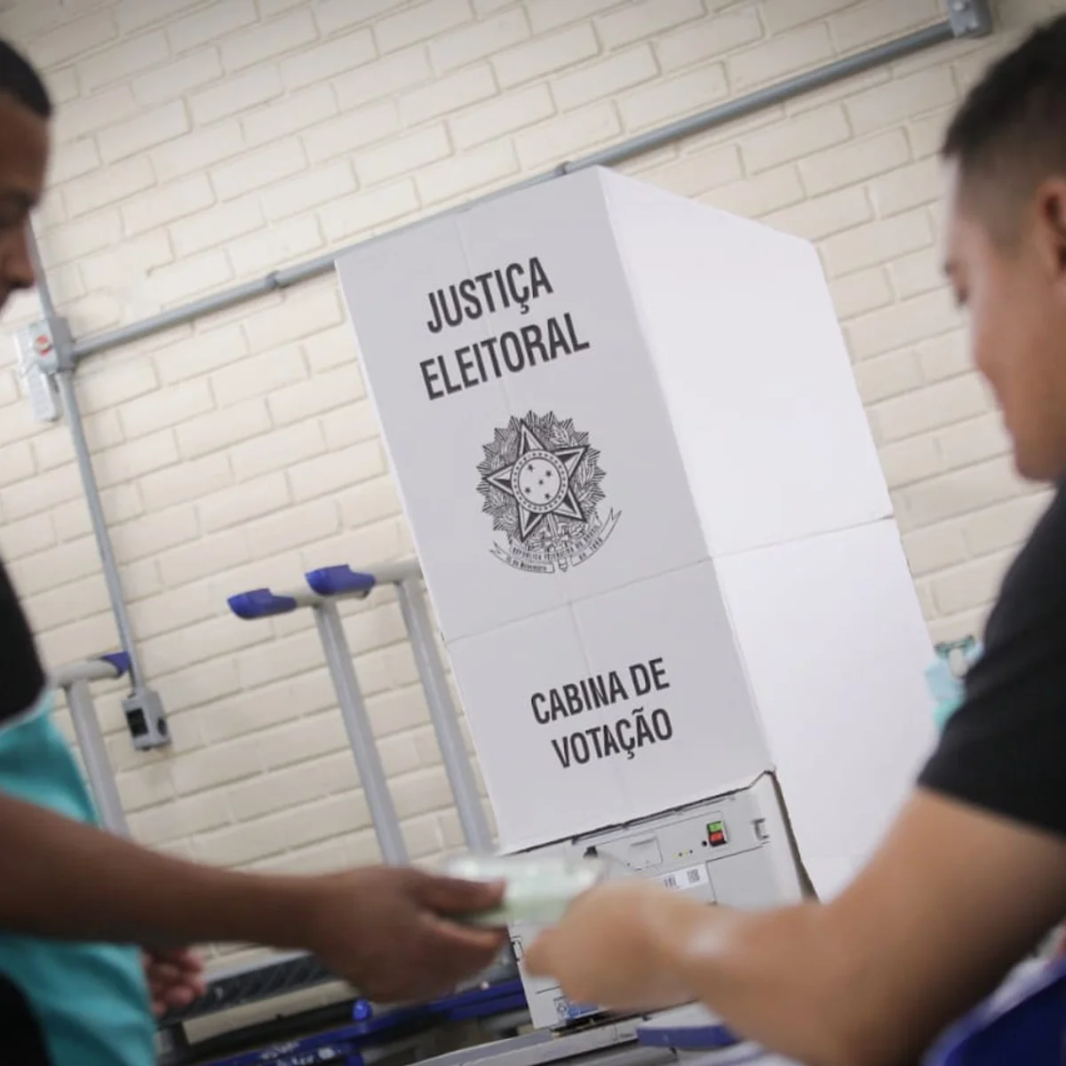 Eleições 2026: Brasileiros votam no EUA em meio à tensão com ICE