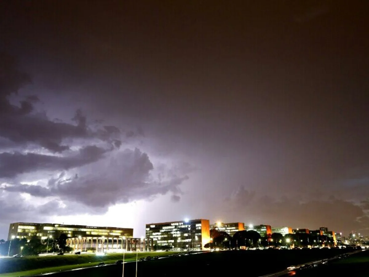 Defesa Civil emite alerta de chuva intensa com ventos de até 60 km/h no DF