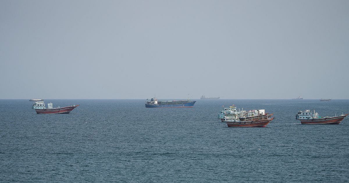 11 indianos feridos após projétil atingir navio com bandeira do Panamá no Estreito de Ormuz