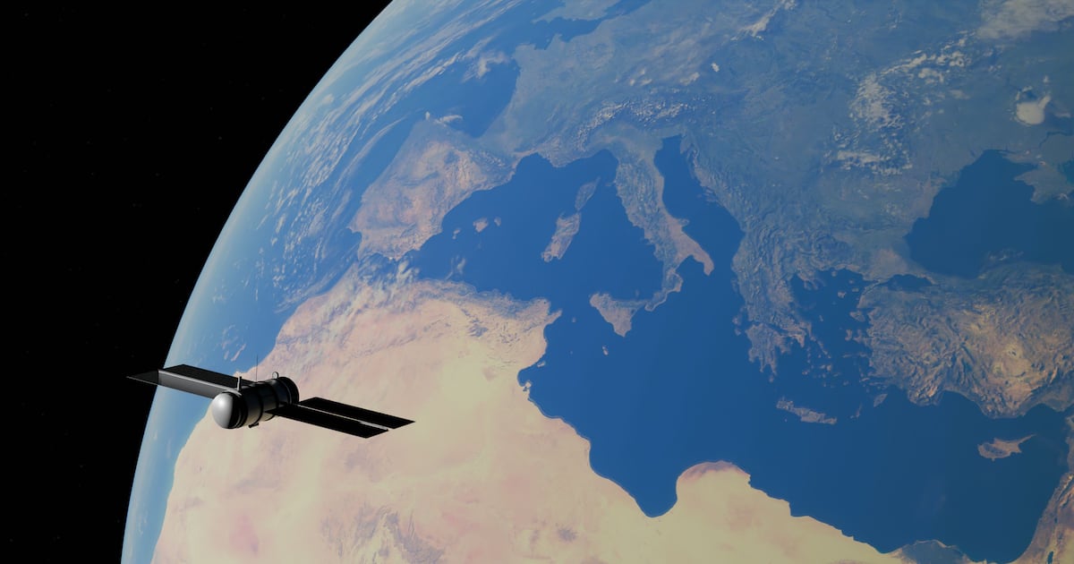 Satélite russo realiza aproximação possivelmente sem precedentes de outra espaçonave sem autorização
