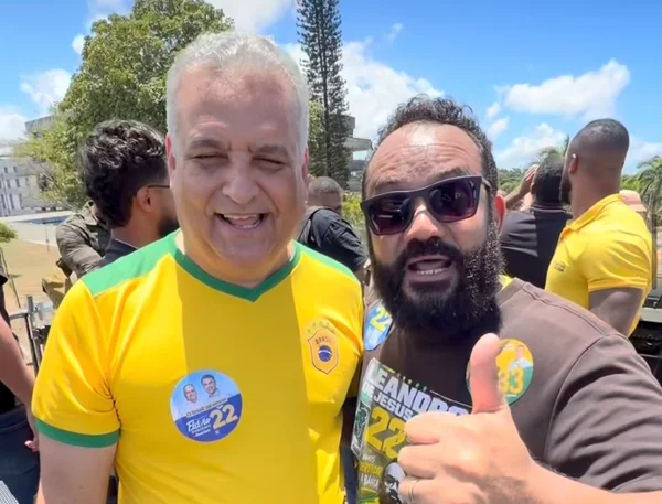 Reta final: ato de vice de Flávio tem fuzil de brinquedo e bandeira dos EUA - destaque galeria