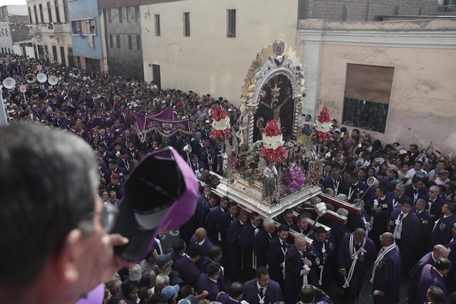 Miles de fieles acompañaron la primera salida de la santa imagen del Señor de los Milagros este 2026 que se realizó este sábado 3 de octubre. Foto: Julio Reaño/@photo.gec