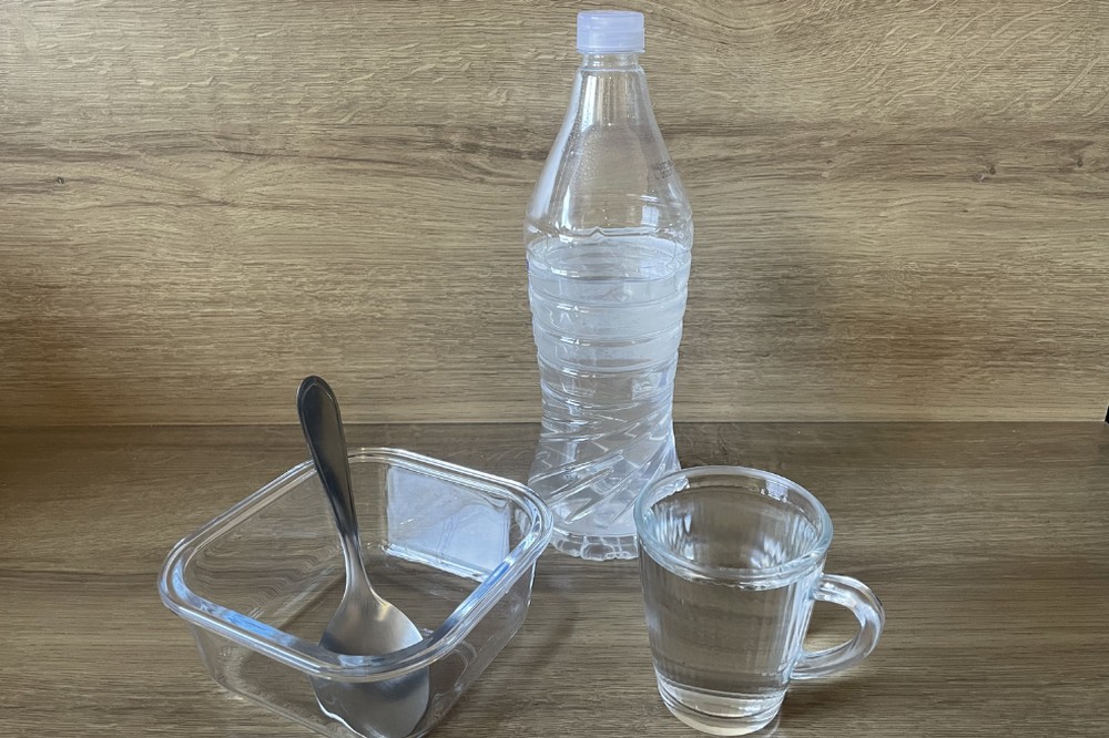 A combinação de vinagre e bicarbonato aparece com frequência em receitas caseiras de limpeza e costuma ser apresentada como solução para quase tudo — Foto: Mayara Aguiar/TechTudo