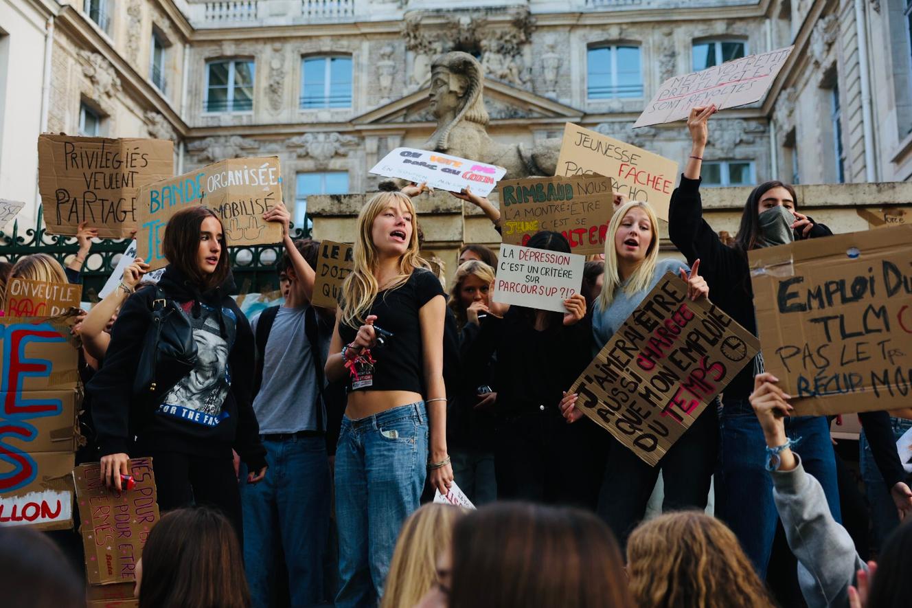Sindicatos se juntam aos estudantes do ensino médio enquanto dezenas de milhares são esperados para demonstrar na França