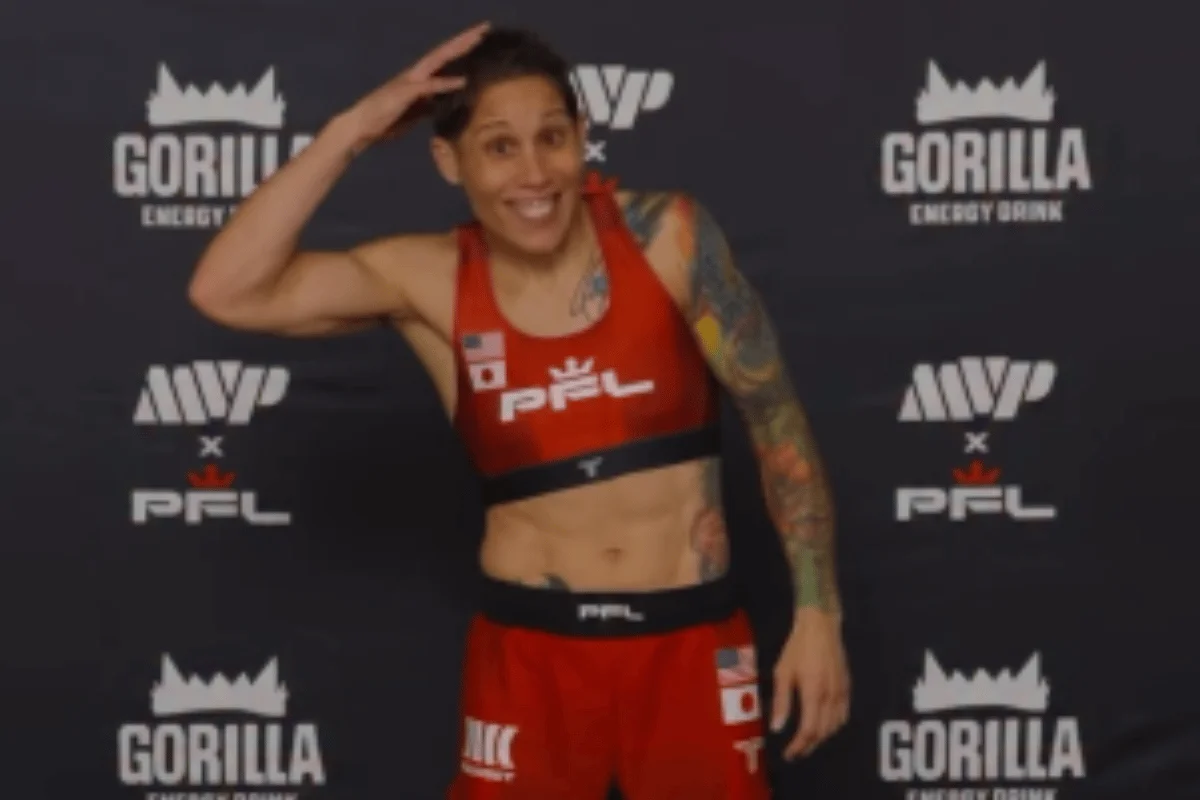 Lutadora raspa cabeça durante pesagem para bater peso em evento de MMA