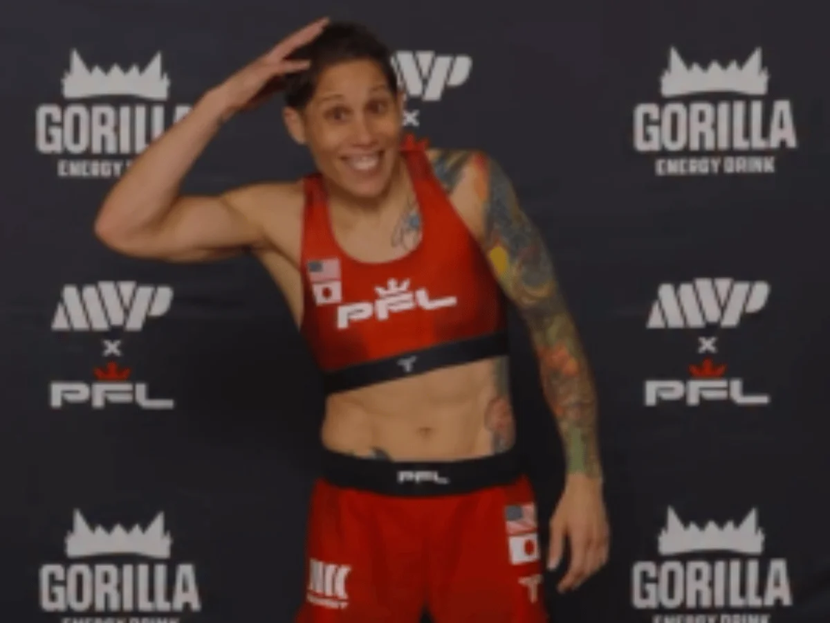 Lutadora raspa cabeça durante pesagem para bater peso em evento de MMA