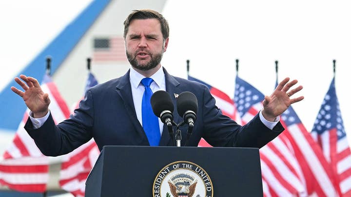 Podcaster de extrema-esquerda pede 'pistolas disparando' contra JD Vance, derrotando-o em 2028