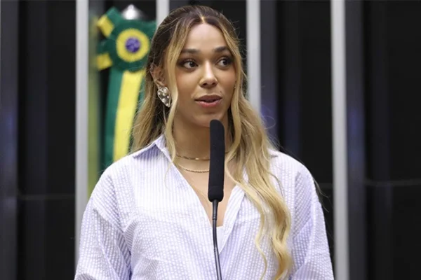 Erika Hilton aciona a Justiça após vídeo de IA com tapa de Nikolas Ferreira