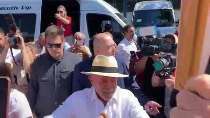 Lula é cercado por apoiadores após votar no ABC