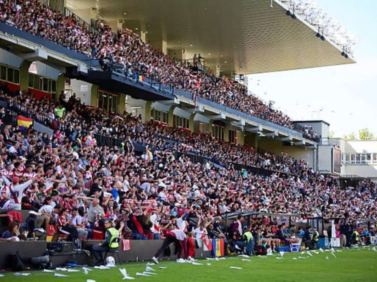 Partida de La Liga é cancelada após protestos de torcida com 'aviõezinhos' de papel