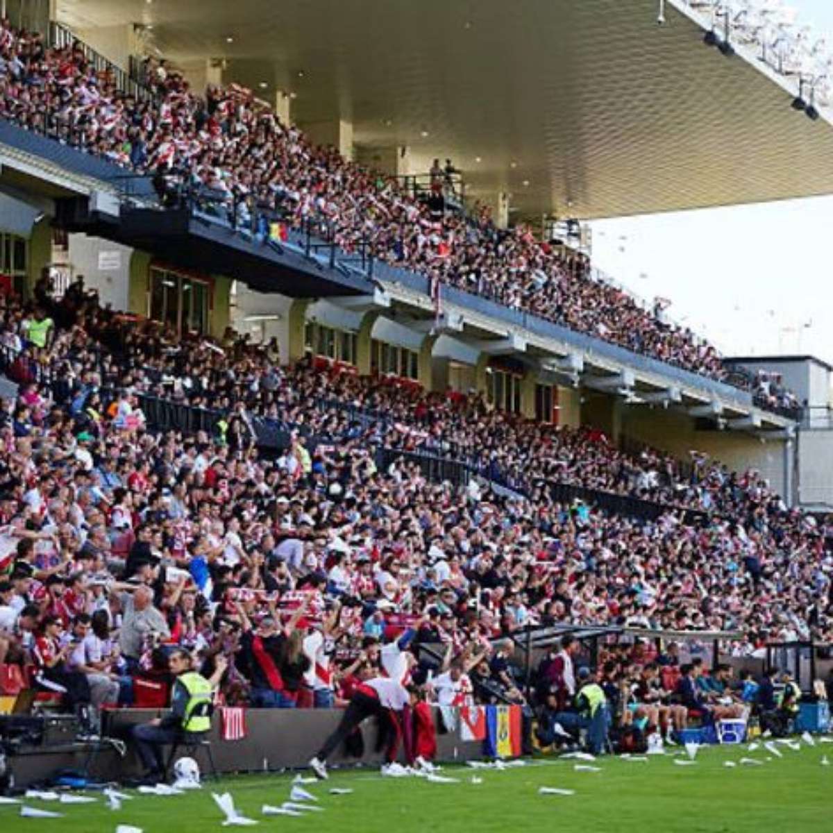 Partida de La Liga é cancelada após protestos de torcida com 'aviõezinhos' de papel