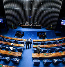 Foto do Plenário do senado, com tapete azul e cadeiras em madeira Foto: Jefferson Rudy/Agência Senado Fonte: Agência Senado / BBC News Brasil