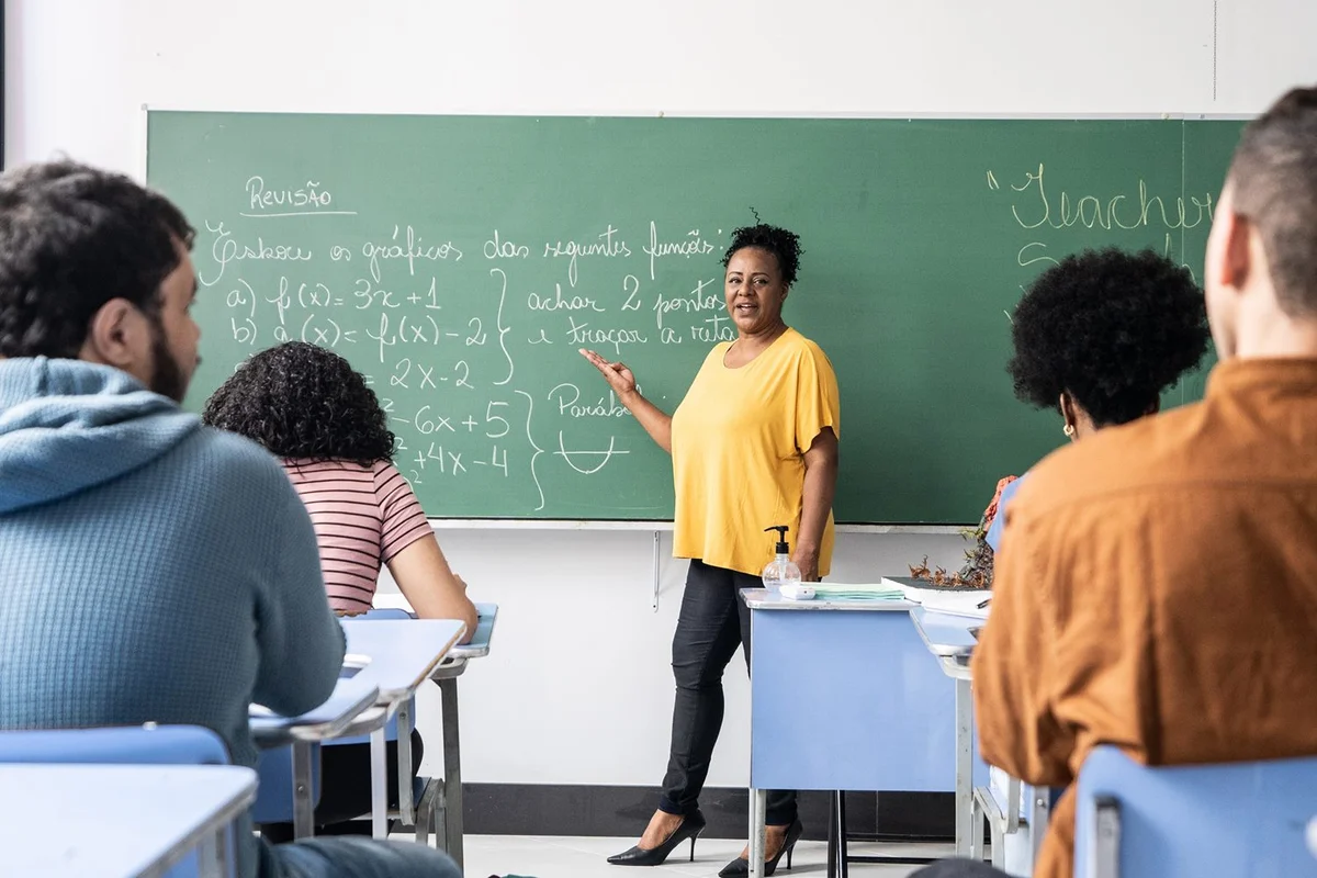 Imagem ilustrativa de professora e estudantes durante aula no Brasil jovens - Metrópoles