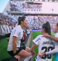 Jaqueline, atacante do Corinthians – Foto: Reprodução de vídeo - Legenda: Jogadoras do Corinthians na final do Brasileirão / Jogada10