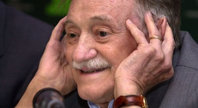 Cita del día, Mario Benedetti, poeta: “Cinco minutos son suficientes para vivir una vida entera, así de relativo es el tiempo”