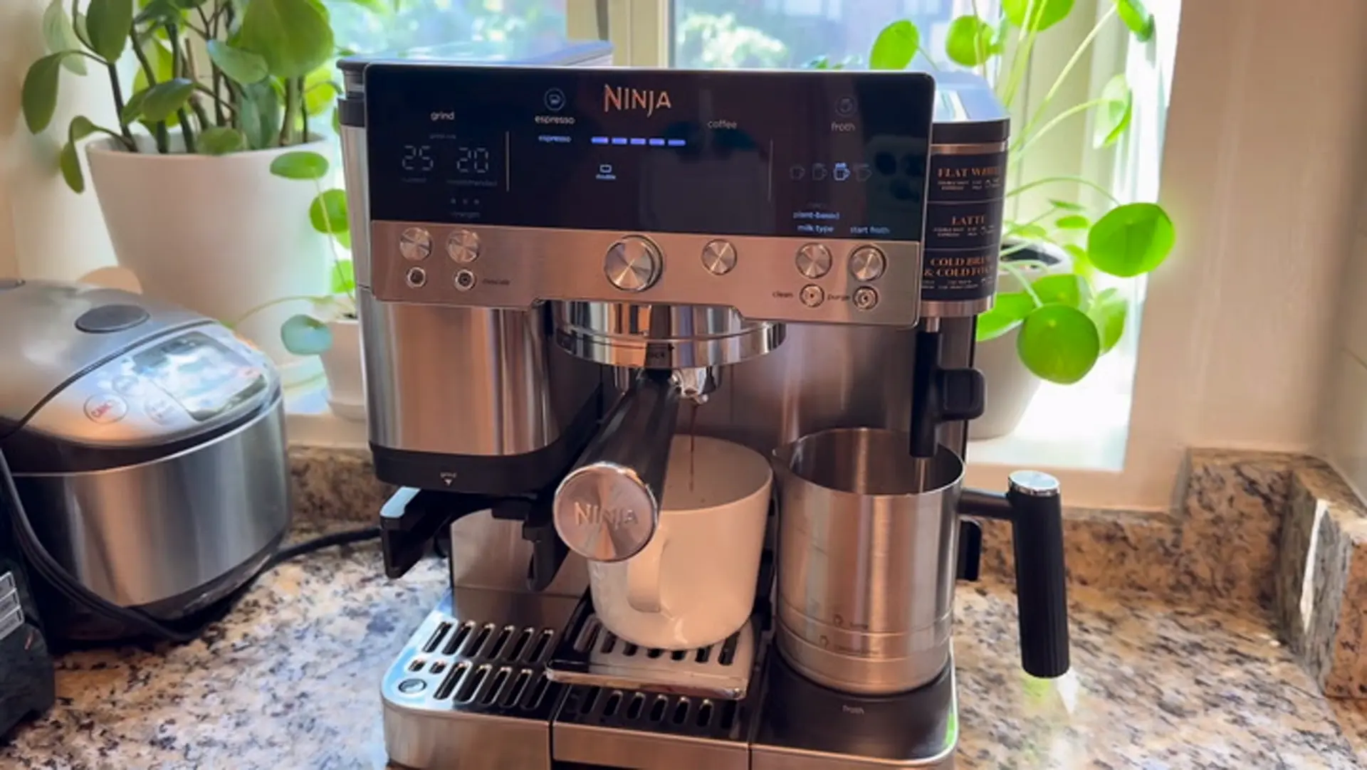Nossa cafeteira favorita da Ninja acabou de ter um corte de preço