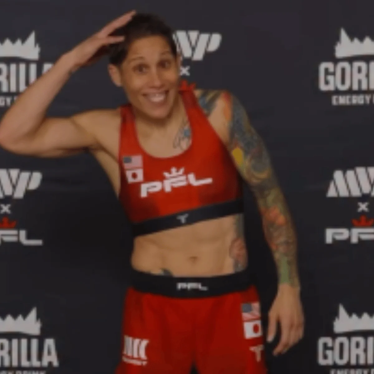 Lutadora raspa cabeça durante pesagem para bater peso em evento de MMA