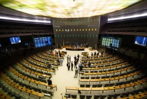 Deputados eleitos são em média 4 vezes mais ricos que candidatos derrotados - destaque galeria