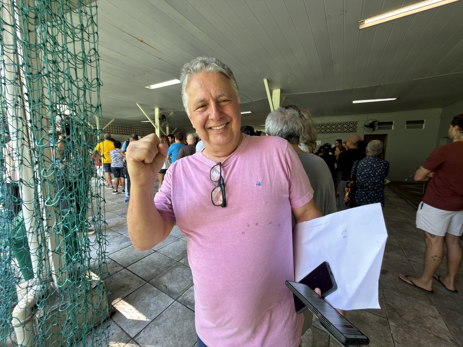 Garotinho, candidato a Governador do Rio, vota no Catete. Os votos para Garotinho serão computados e anulados sob Júdice — Foto: Ana Branco / Agência O Globo
